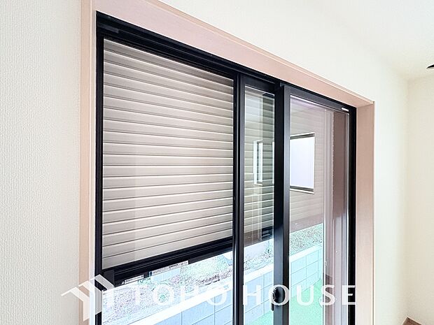 戸建にも防犯機能シャッターを完備しております。寒い冬でも中から開閉が可能ですのでラクラクな所も便利です。