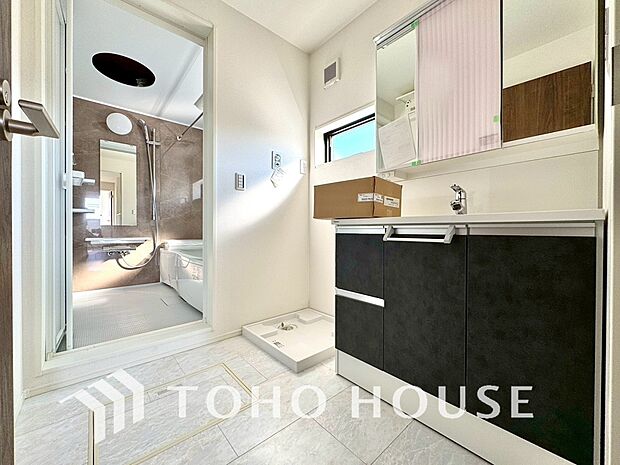 手で洗いたい大切な服など、広く使えると助かる洗面台は汚れの付きにくい形状と素材で造られております。