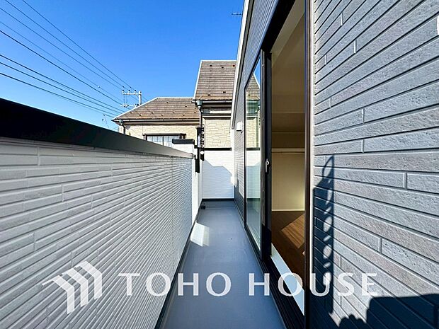 頬をなでる優しい風を感じることが出来るバルコニー。つい深呼吸をしたくなる気持ちの良い眺望です。