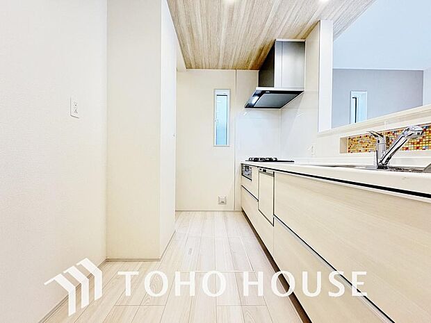 広々キッチンを採用。みんなで作った料理を召し上がりながらの会話は、どのような物になるのでしょうか。