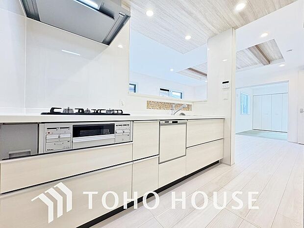 美しく使いやすいキッチン空間。優しい温もりを醸し出すキッチンは料理の為の配慮を随所に注ぎました。