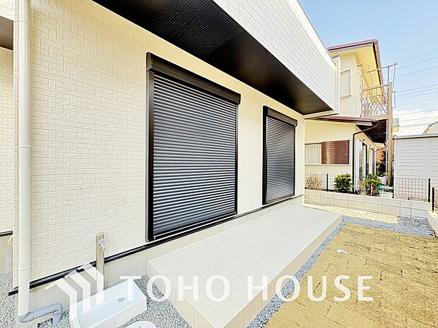 戸建にも防犯機能シャッターを完備しております。寒い冬でも中から開閉が可能ですのでラクラクな所も便利です。