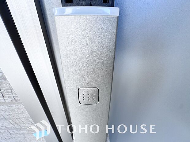 ICチップを用いたカードやボタンなどで玄関扉の鍵の施錠・解錠が出来る設備。