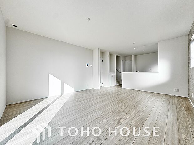 リビングも広く設け、訪れる人々を暖かく迎えてくれます。