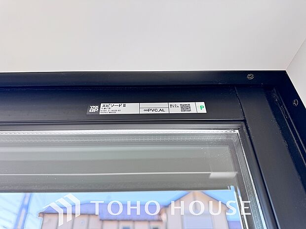 「Low-e複層ガラス」断熱複層ガラスとも呼ばれます。ガラスとガラスの間に特殊ガス層を作ることで、断熱性能や結露防止効果や紫外線カット性能を高めたガラスを採用したサッシが装備されています。
