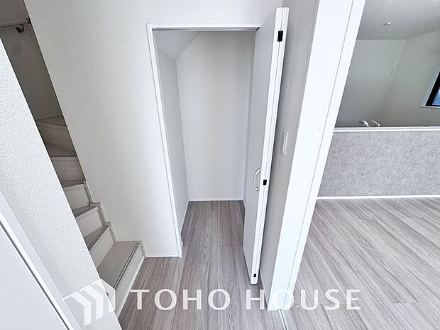 収納の多さもこの物件の魅力の一つです。リビングには使い勝手の良い収納棚を設置しています。