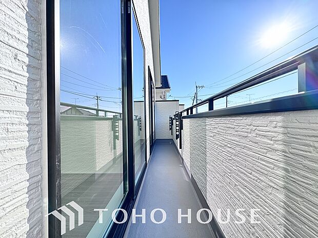 頬をなでる優しい風を感じることが出来るバルコニー。つい深呼吸をしたくなる気持ちの良い眺望です。