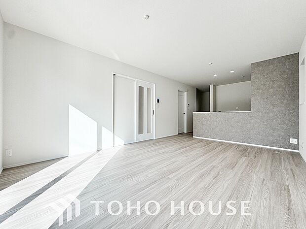 リビングも広く設け、訪れる人々を暖かく迎えてくれます。