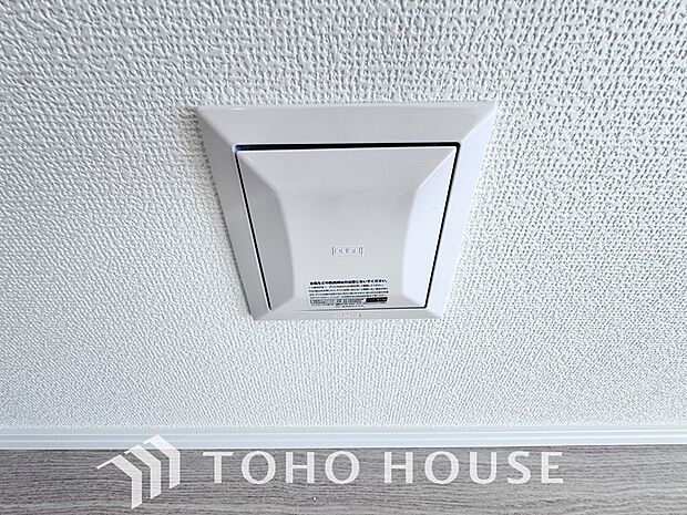 従来の自然換気とは異なり、強制的に室内の空気の入れ替えを自動的に行う事を可能とした「換気設備」のこと