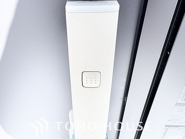 ICチップを用いたカードやボタンなどで玄関扉の鍵の施錠・解錠が出来る設備。