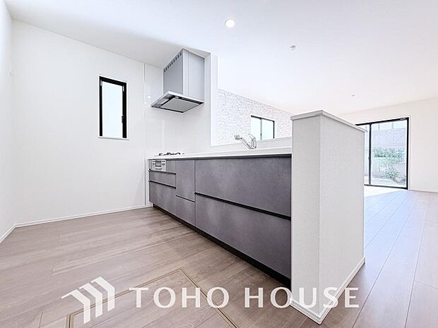 広々キッチンを採用。みんなで作った料理を召し上がりながらの会話は、どのような物になるのでしょうか。