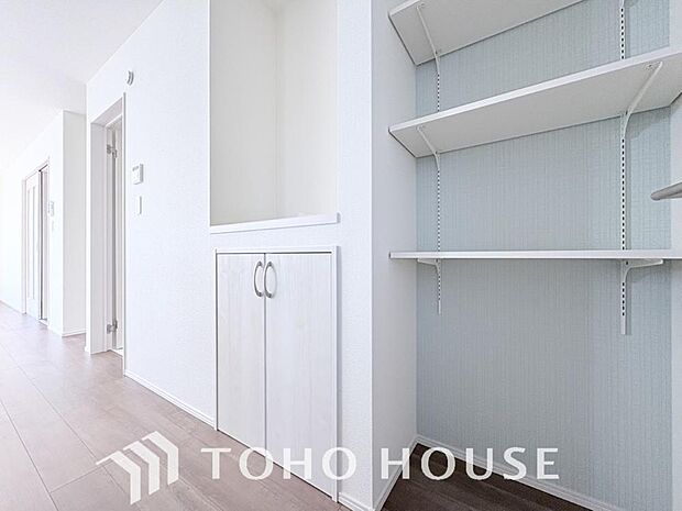 収納の多さもこの物件の魅力の一つです。リビングには使い勝手の良い収納棚を設置しています。