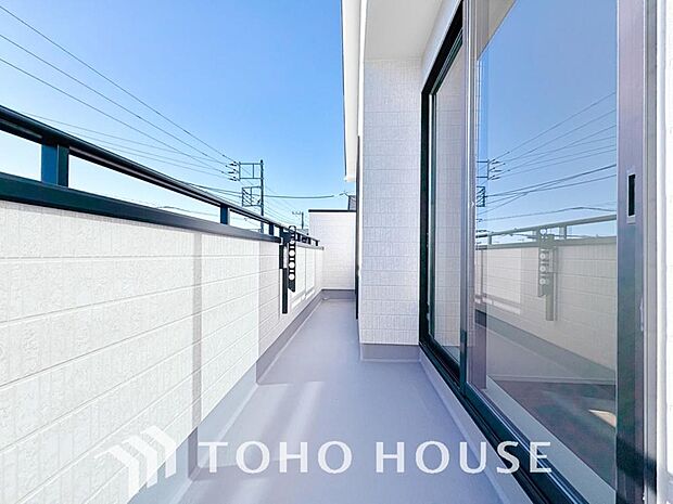 頬をなでる優しい風を感じることが出来るバルコニー。つい深呼吸をしたくなる気持ちの良い眺望です。