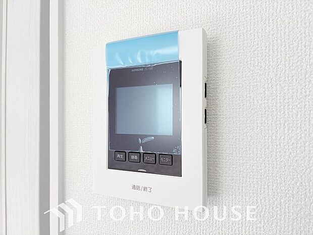 誰が来てもわかる様にモニター付きインターホンを設置。家事導線を考慮した個所に設置し、防犯性と利便性に優れ快適と安らぎを合わせた優しい設計。