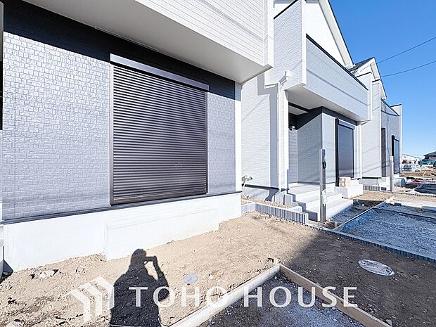 「シャッター」台風などの激しい雨・風からお家を守るのはもちろん。空き巣対策などの防犯抑止や防音にも効果を発揮します。夜勤明けで真っ暗にして眠りたい方にも必須のアイテムです。