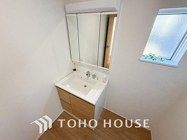 手で洗いたい大切な服など、広く使えると助かる洗面台は汚れの付きにくい形状と素材で造られております。