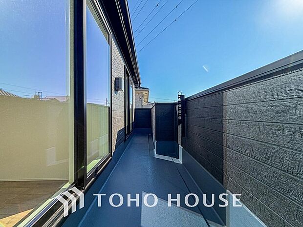 頬をなでる優しい風を感じることが出来るバルコニー。つい深呼吸をしたくなる気持ちの良い眺望です。