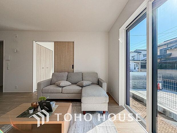 リビングも広く設け、訪れる人々を暖かく迎えてくれます。