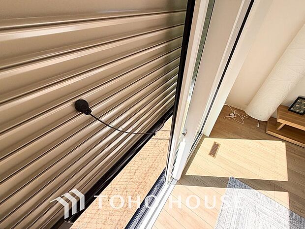 戸建にも防犯機能のシャッターを完備しております。寒い冬でも中から開閉がラクラクな所も便利です。