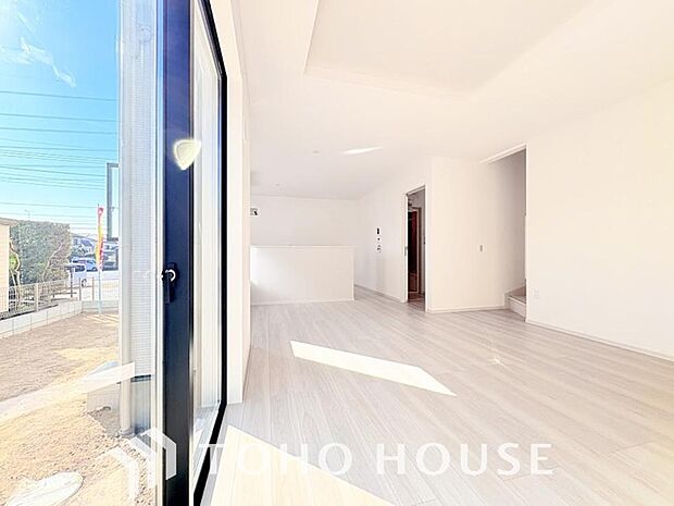 光が注がれる青い空から鮮やかに赤色にゆっくりと染まる。そんな優しい時間がここでは流れてゆく。