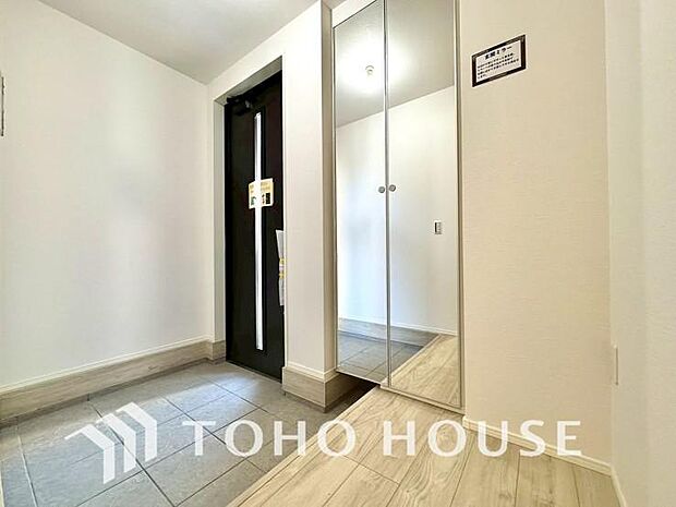 ゲストを招き、家族を迎える玄関は、ディスプレイや照明にこだわってみてはいかがでしょうか。