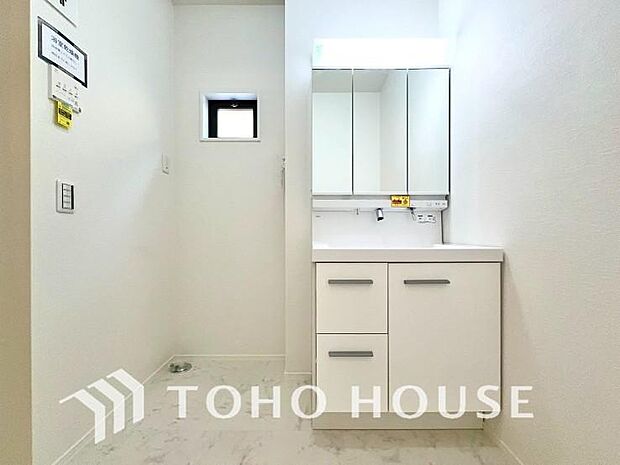 手で洗いたい大切な服など、広く使えると助かる洗面台は汚れの付きにくい形状と素材で造られております。