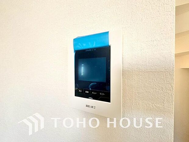 誰が来てもわかる様にモニター付きインターホンを設置。家事導線を考慮した個所に設置し、防犯性と利便性に優れ快適と安らぎを合わせた優しい設計。