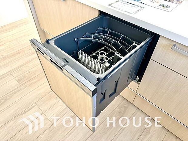 ビルトイン食器洗浄乾燥機付きのシステムキッチン。毎日の家事負担を軽減する嬉しい設備です。