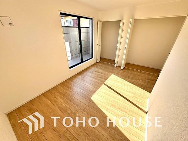 お子様の心と身体を見守る子供部屋として、小さな自立心を育むお部屋作りを見越してご覧下さい。