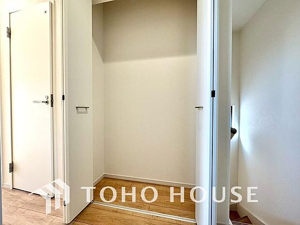 奥行きあるクローゼットを採用。衣装ケースや、掃除機といった物を収納できるような造りになっております。