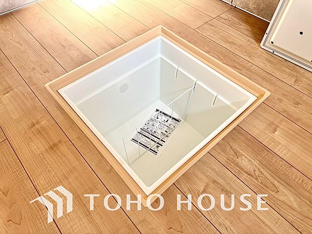 キッチン下部に設けた床下収納。缶詰のストックや非常食、梅酒や味噌などの保存食入れとして利用可です。