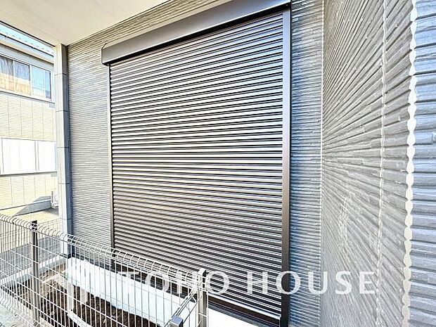 戸建にも防犯機能のシャッターを完備しております。寒い冬でも中から開閉がラクラクな所も便利です。