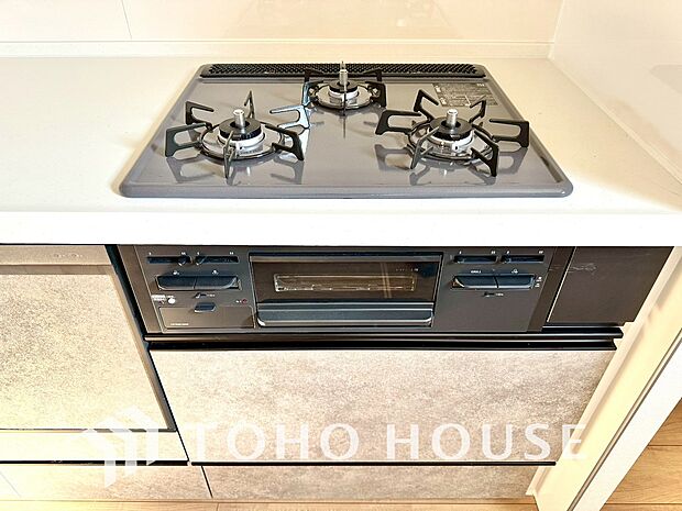 3口コンロは一度に複数のお料理を作ることができるメリットがあります。毎日のキッチンタイムを効率よく。