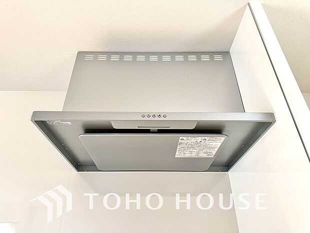 キッチンの換気扇はスタイリッシュなデザインで、日々のお手入れもラクラクな仕様となっております。