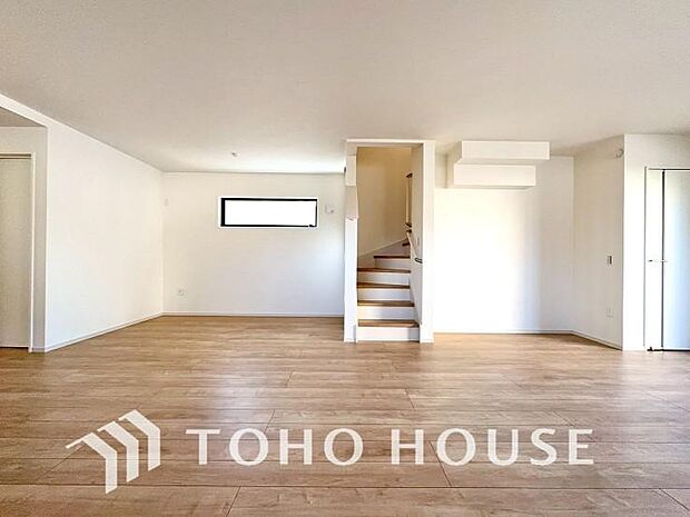 光が注がれる青い空から鮮やかに赤色にゆっくりと染まる。そんな優しい時間がここでは流れてゆく。