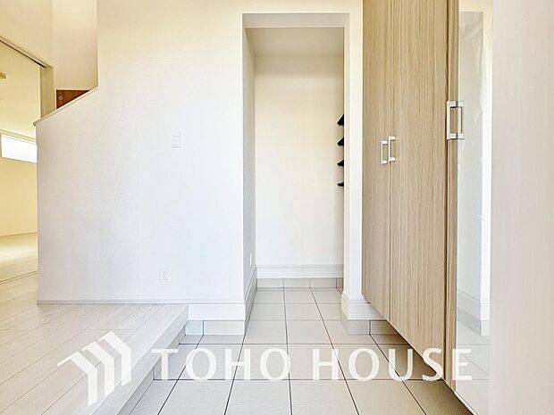 毎日みんなを見送り、そして迎え入れる場所だから。帰りたくなる家をテーマに設計した、自慢の玄関です。