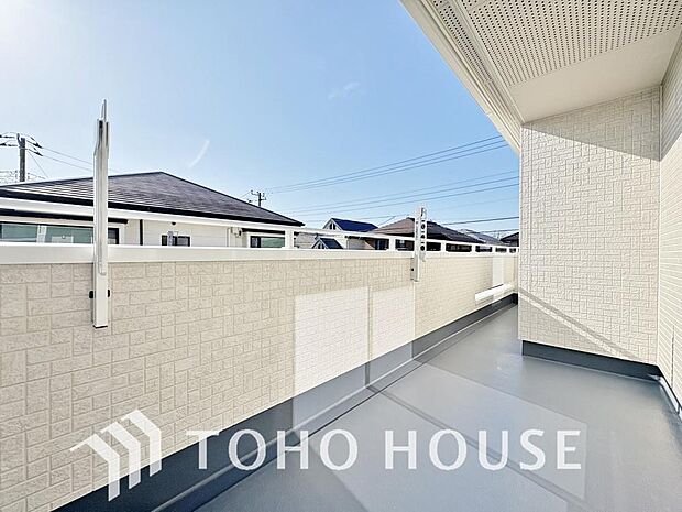 暖かい陽ざしが差込むバルコニー。晴れた日には、洗濯物が良く乾きます。風通しも良好です。