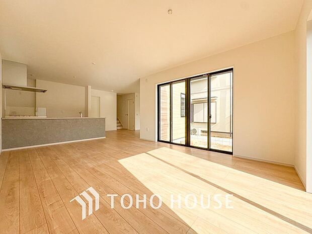 明るく穏やかな空気の中で飲んだり、食べたり、笑ったり。一日の中で多くの時間を過すことになるリビング。