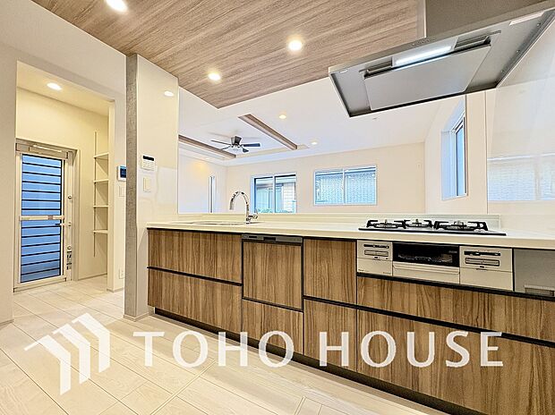 お料理の上手な方が、独壇場でお料理の腕を披露するスタイルに向いているキッチンです。