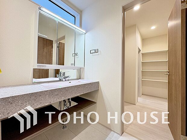 身だしなみのチェックがしやすい大きな鏡、下には収納がたっぷり。スッキリとした空間を演出いたします。