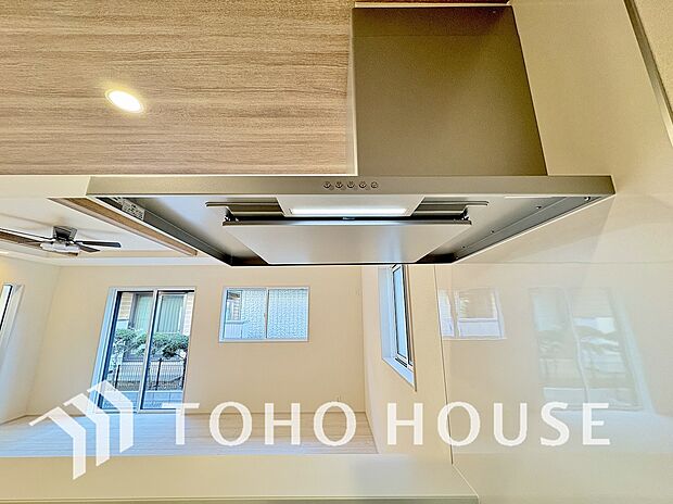 昨今主流のスリムタイプのレンジフード。スタイリッシュな見た目からインテリアとしても人気がある型です。