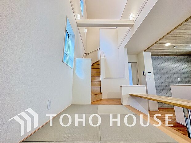 一日の中で多くの時間を過すことになるリビング。爽やかな通風と採光を存分に感じる事が出来る空間です。