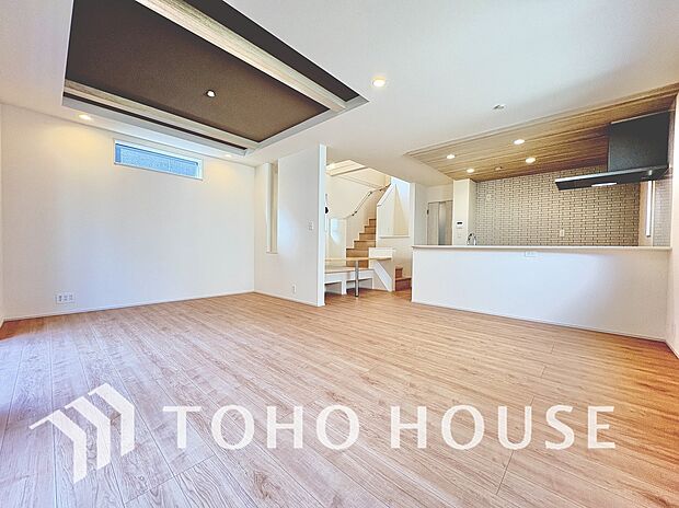 リビングも広く設け、訪れる人々を暖かく迎えてくれます。