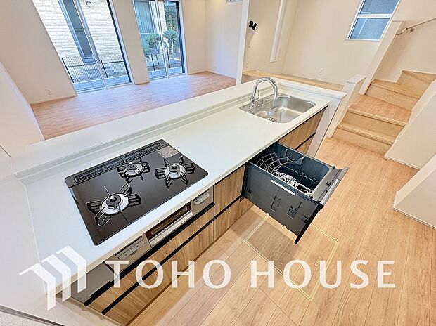 「ビルトインタイプ食器洗乾燥機」通常の手洗いでは使用出来ないほど高温のお湯や高圧水流を使うことにより汚れを効果的に落とすことができる。