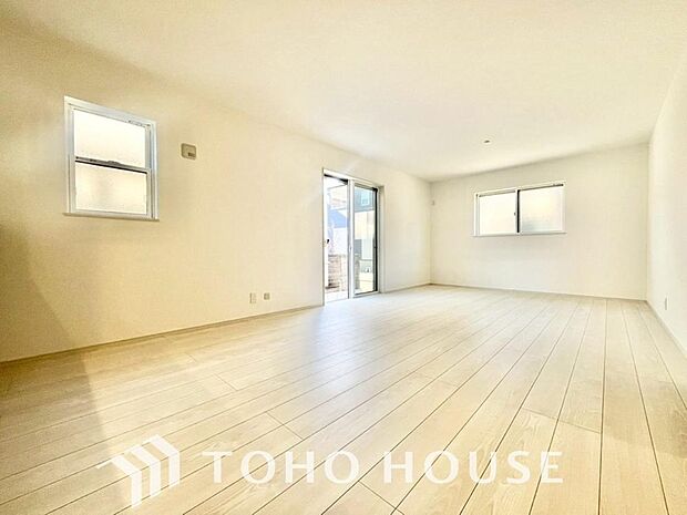 リビングも広く設け、訪れる人々を暖かく迎えてくれます。