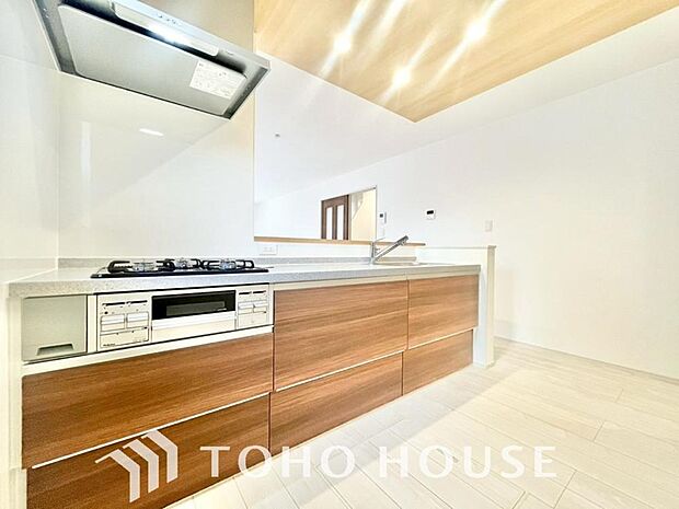 キッチンの収納は、デッドスペースになりやすい箇所を有効活用できる、スライド式収納を採用しました。