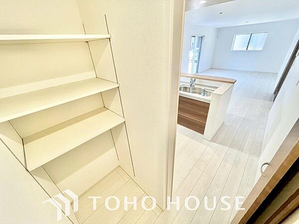 忙しい共働き世帯など、食品の買い置きや日用品のストックに大変便利なパントリー収納が備わってます。