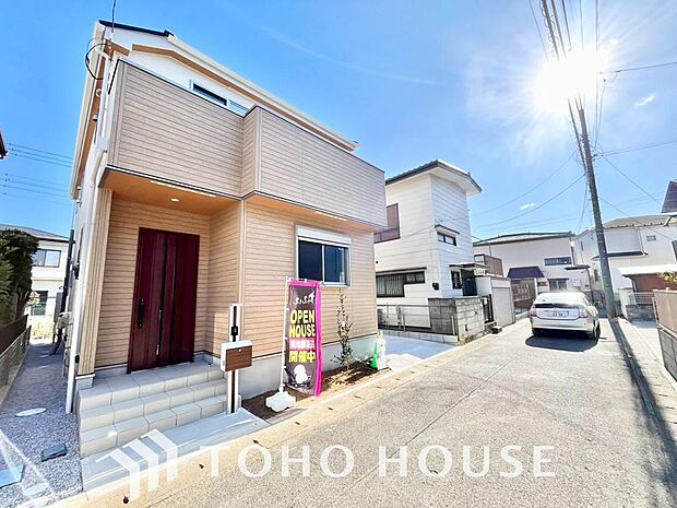 街並みの風景に包み込まれながら、瀟洒な印象も湛えて佇みます。