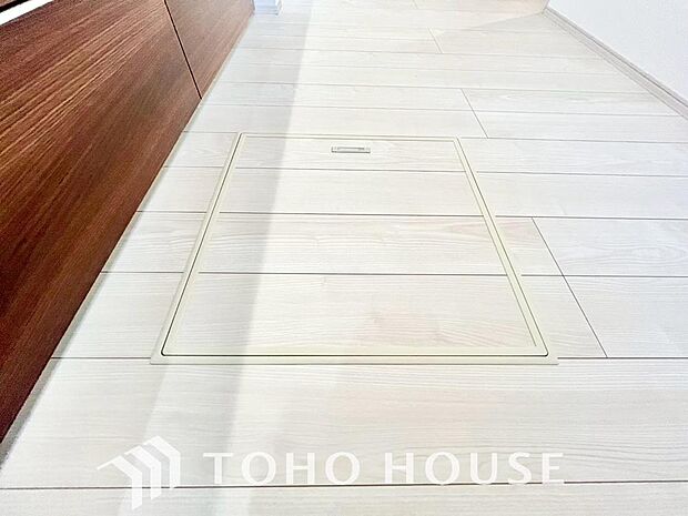 食品ストックや非常食・保存食の保管庫として活用できます。住まいの床下点検口としての役割もあります。