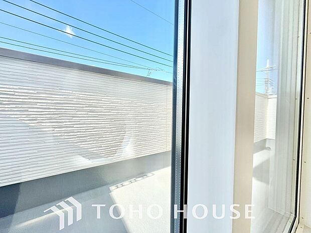 二層のガラスの間に空気層や特殊ガス層を作ることで断熱性能や結露防止効果を高めたサッシを装備してます。